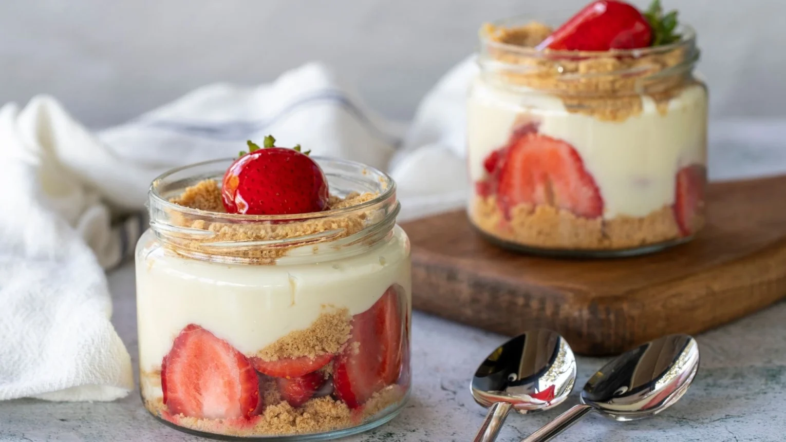 Büyük Bir Kasenin İçinde Hazır Magnolya Kreması