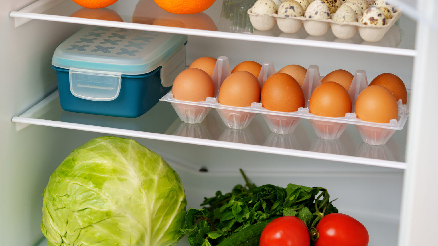 Buzdolabında düzenli şekilde saklanan taze yumurtalar