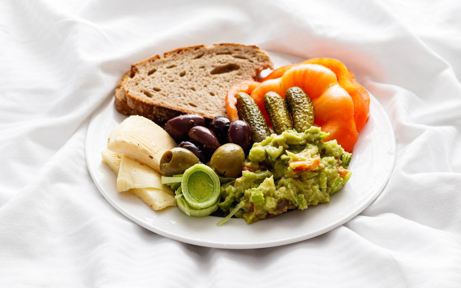 Dengeli ve renkli vegan beslenme tabağı