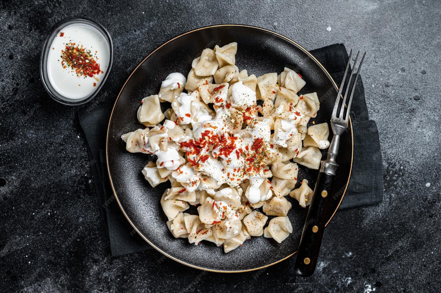 Farklı baharatlar ve otlarla zenginleştirilmiş vegan mantı