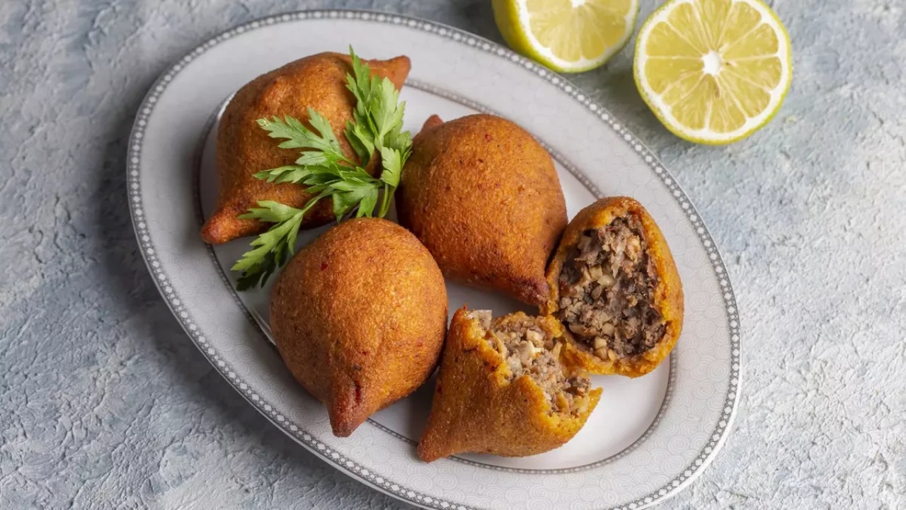 Farklı şekillerde hazırlanmış glutensiz içli köfteler