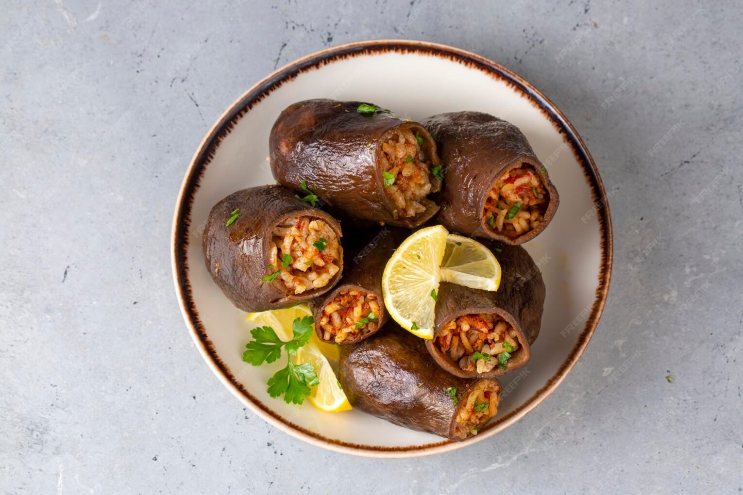 İç Anadolu'dan güneşte kurutulmuş patlıcanlar ve bir tabak kuru patlıcan dolması