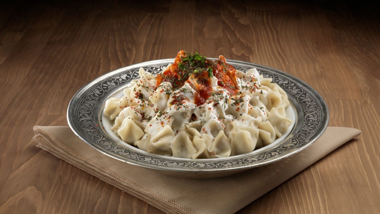 Kıymasız iç harcın yakın çekimi, baharatlarla dolu