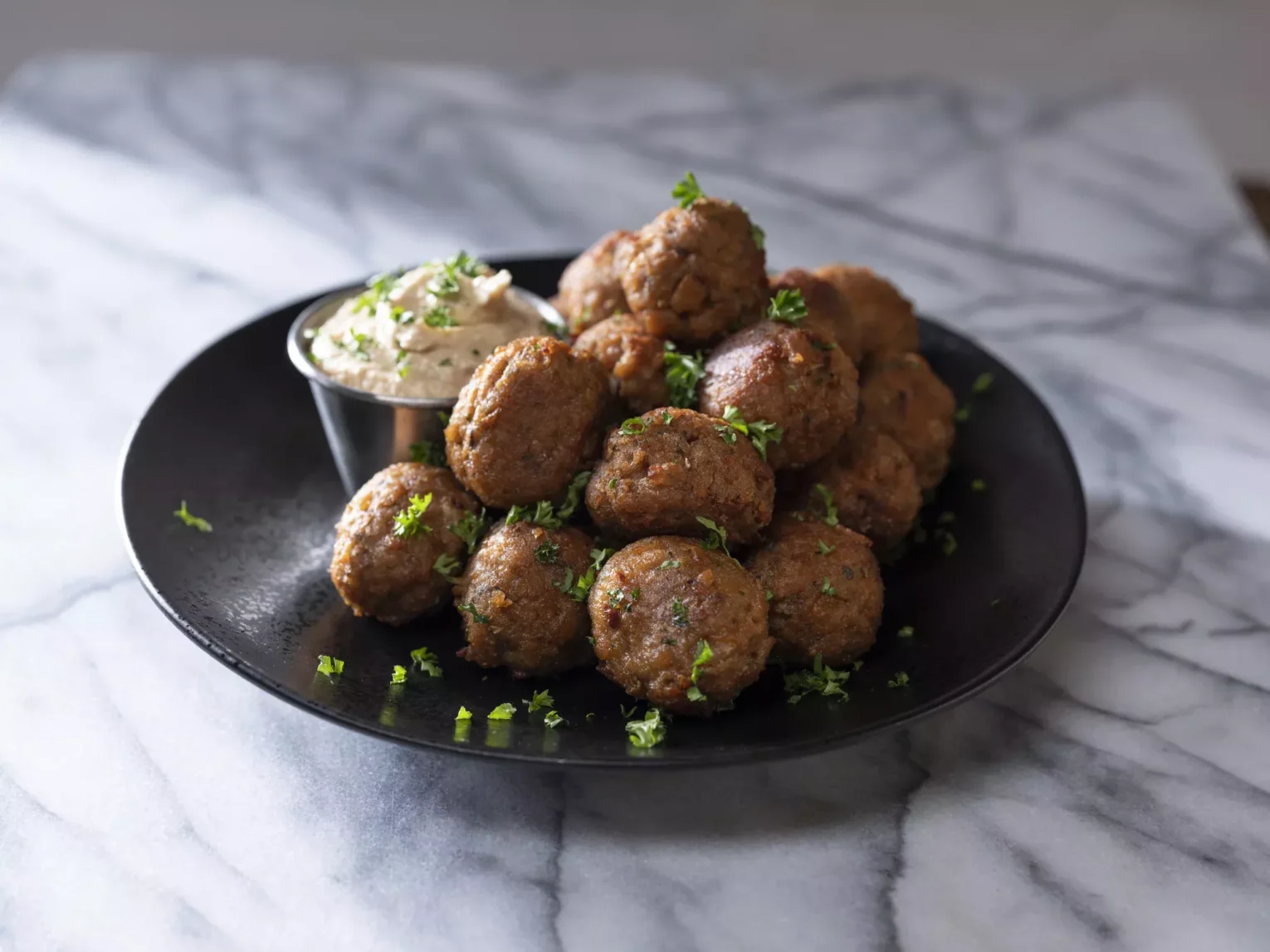 Mükemmel Dokuda Pişmiş Beş Malzemeli Vegan Köfte Tabağı