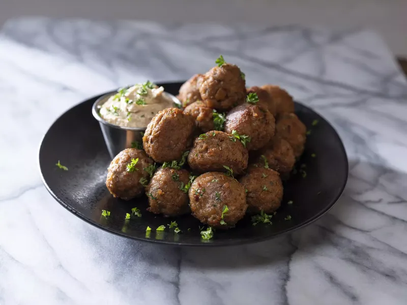 Mükemmel Dokuda Pişmiş Beş Malzemeli Vegan Köfte Tabağı