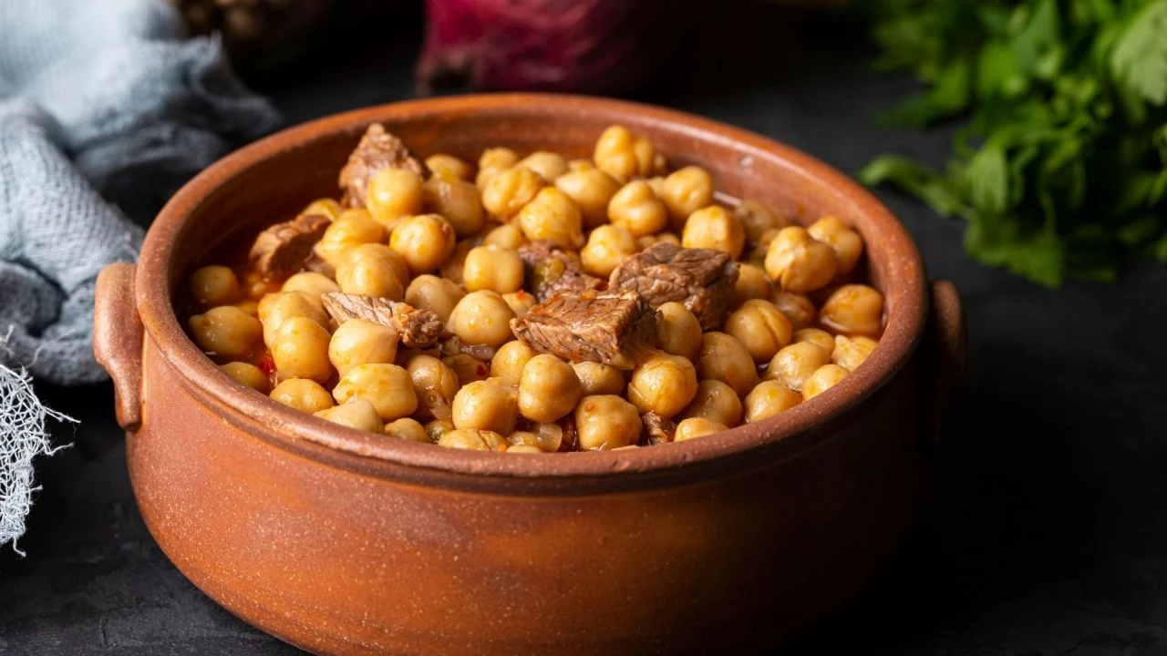 Nohutlu geleneksel Anadolu yemeği