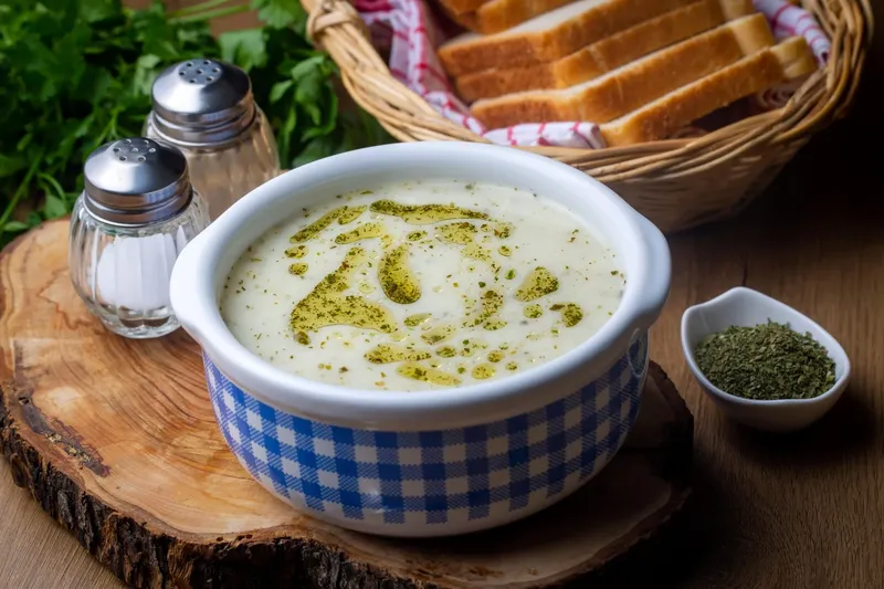 Pirinçsiz yayla çorbası, bol nane ve yoğurt köpüğü ile