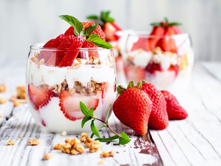 En Kolay Çilekli Magnolya Tarifi: Tam Kıvamında 5 Dakikada Hazır (Fırınsız)