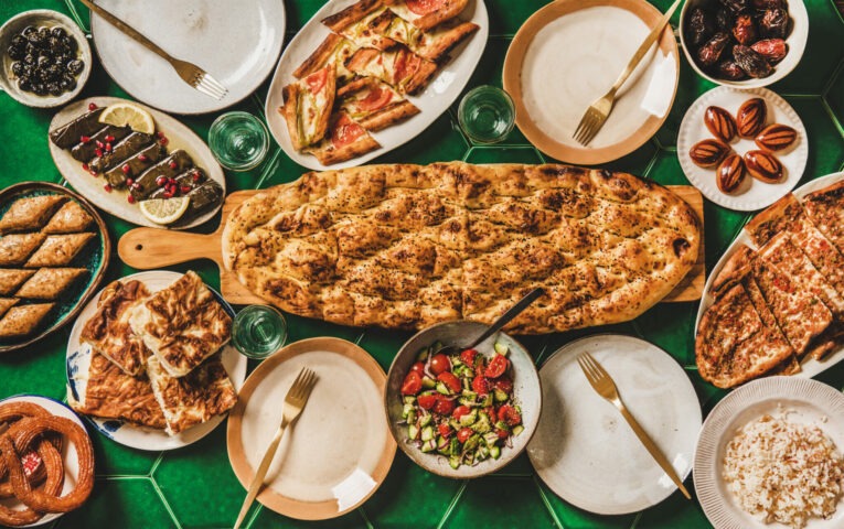 Ramazan İftar Sofraları: Geleneksel ve Sağlıklı Lezzetler