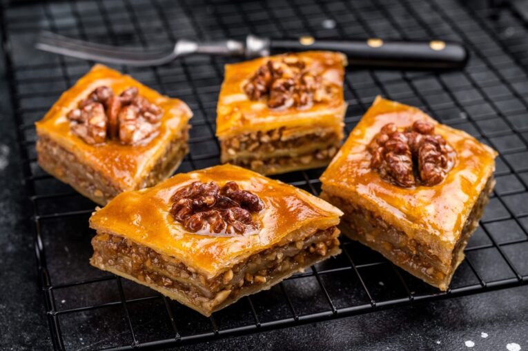 Şekersiz Baklava Nasıl Yapılır? Hurma veya Pekmezle En Düşük Kalorili Versiyon