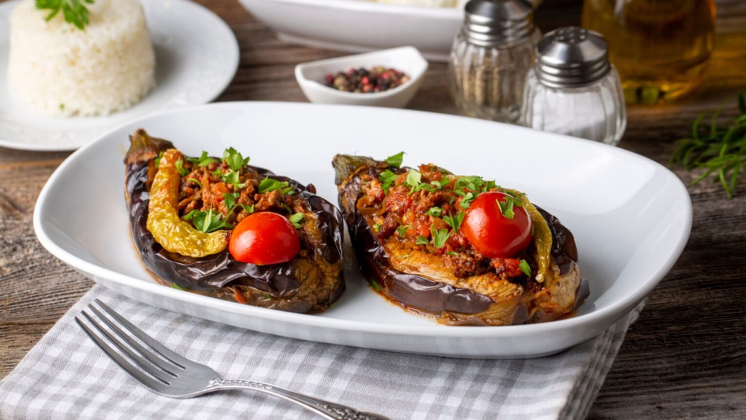 Sağlıklı yan lezzetlerle servis edilmiş diyet karnıyarık