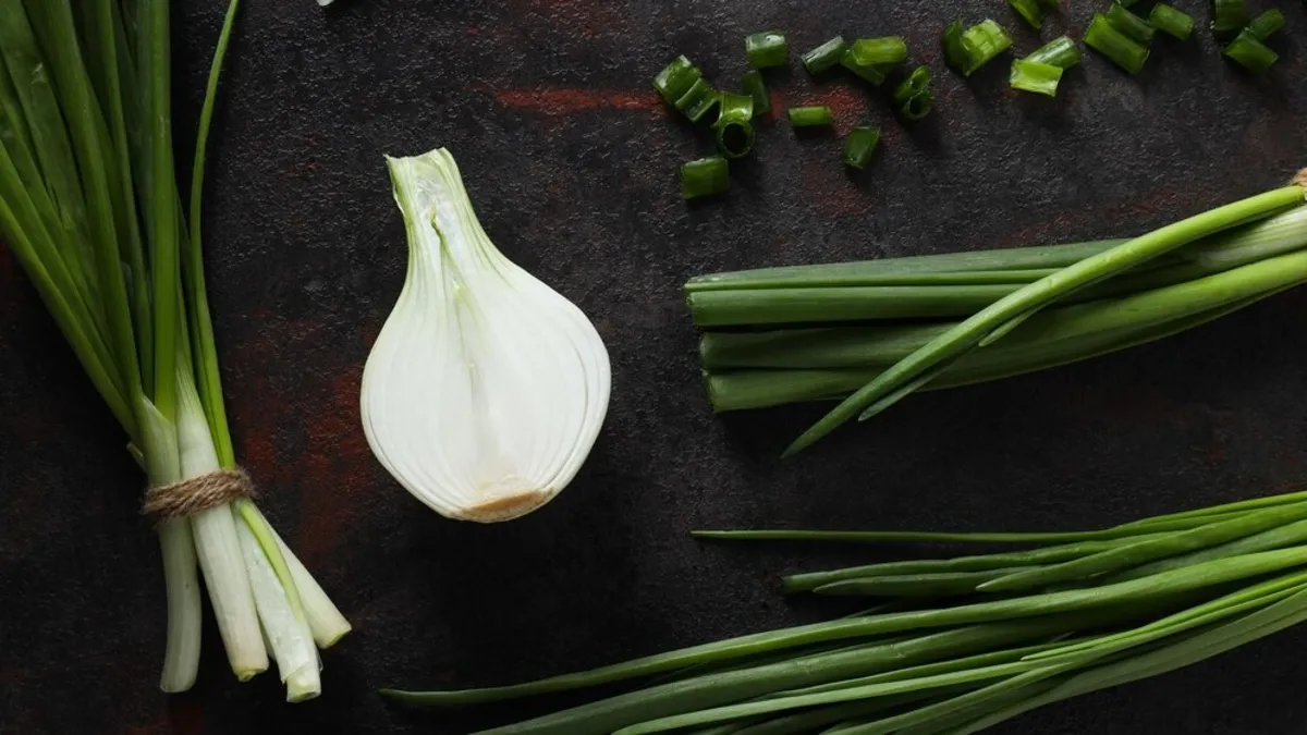 Soğan Akşam Saatlerinde Neden Daha Zorlayıcı Olur Mideyi Yoran Gizli Sebepler