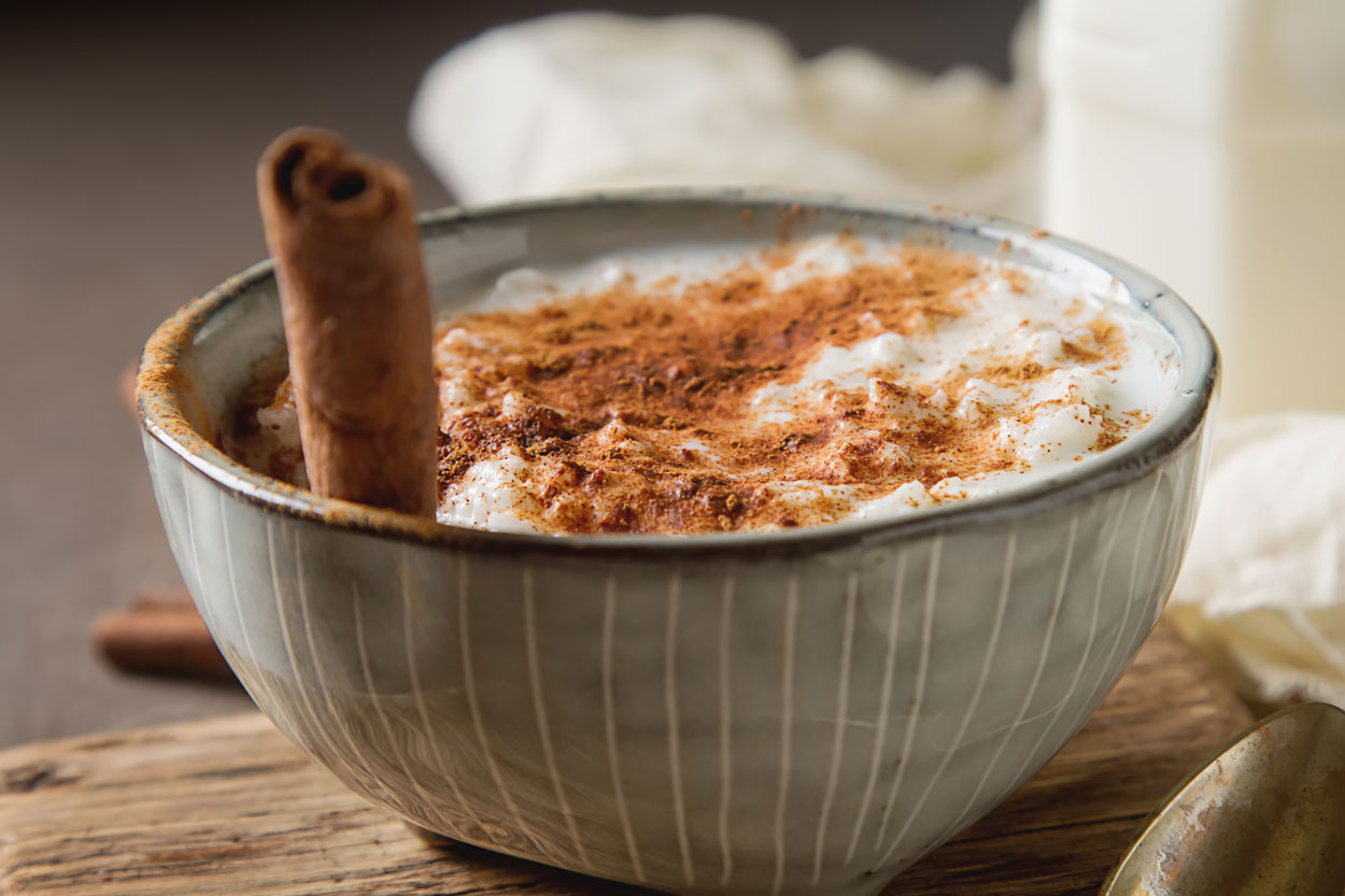 Taze hazırlanmış sütlaç kaseleri, üzeri tarçınla süslenmiş