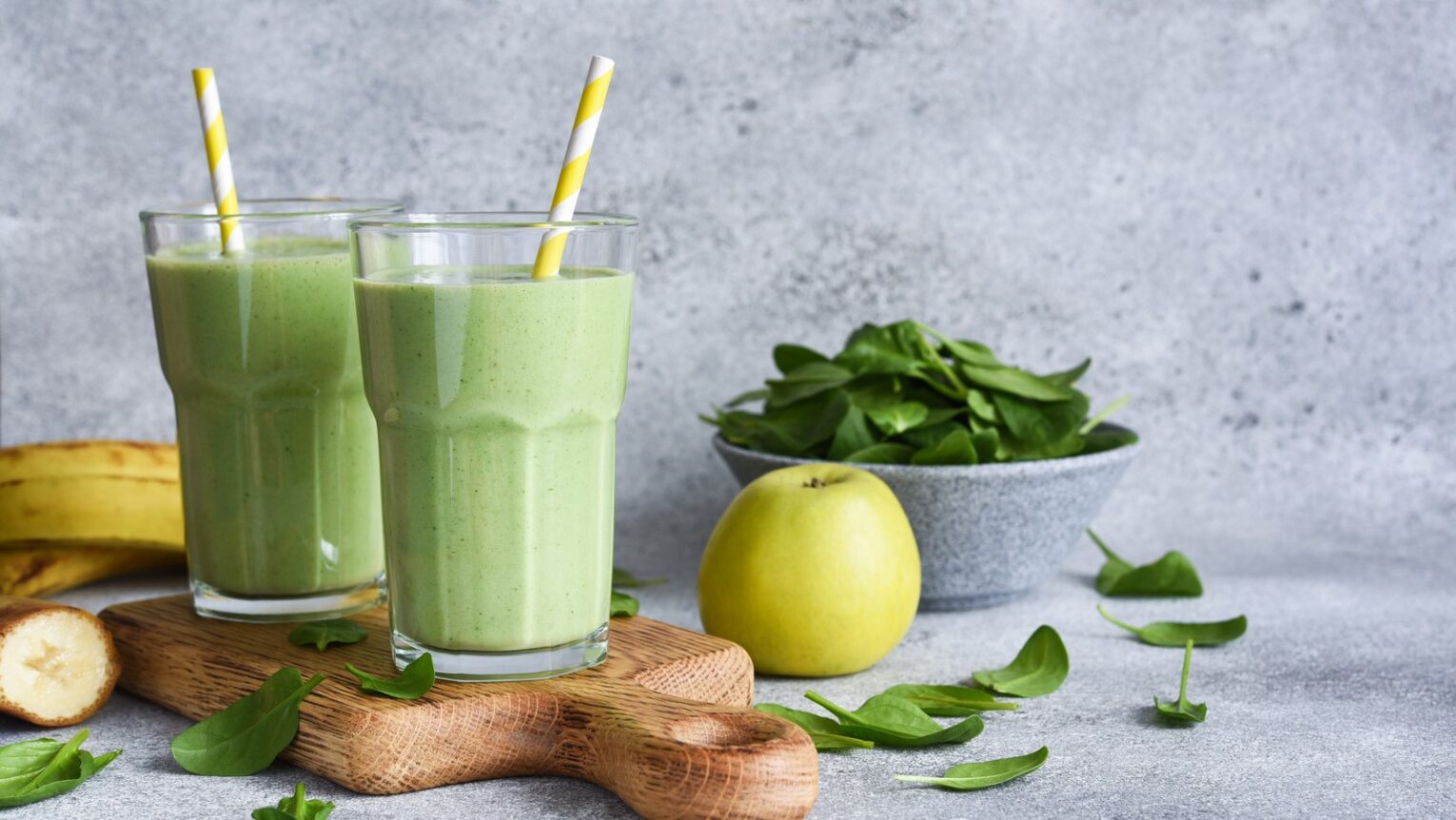 Taze yeşil yapraklar ve meyvelerden oluşan sağlıklı smoothie malzemeleri