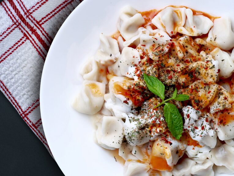 Vegan Mantı Tarifi: Kıymasız İç Harç ve Yoğurt Yerine Kullanılan Gizli Sos