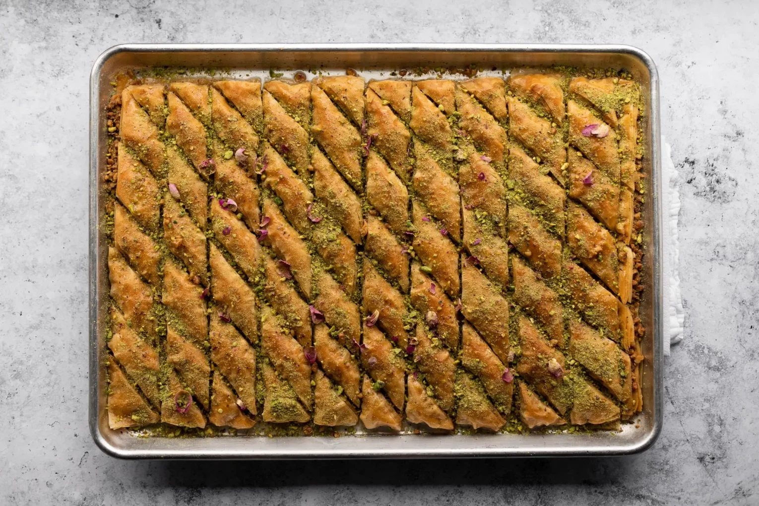 Modern sunumlu, üzerinde fıstıklarla süslenmiş vegan baklava