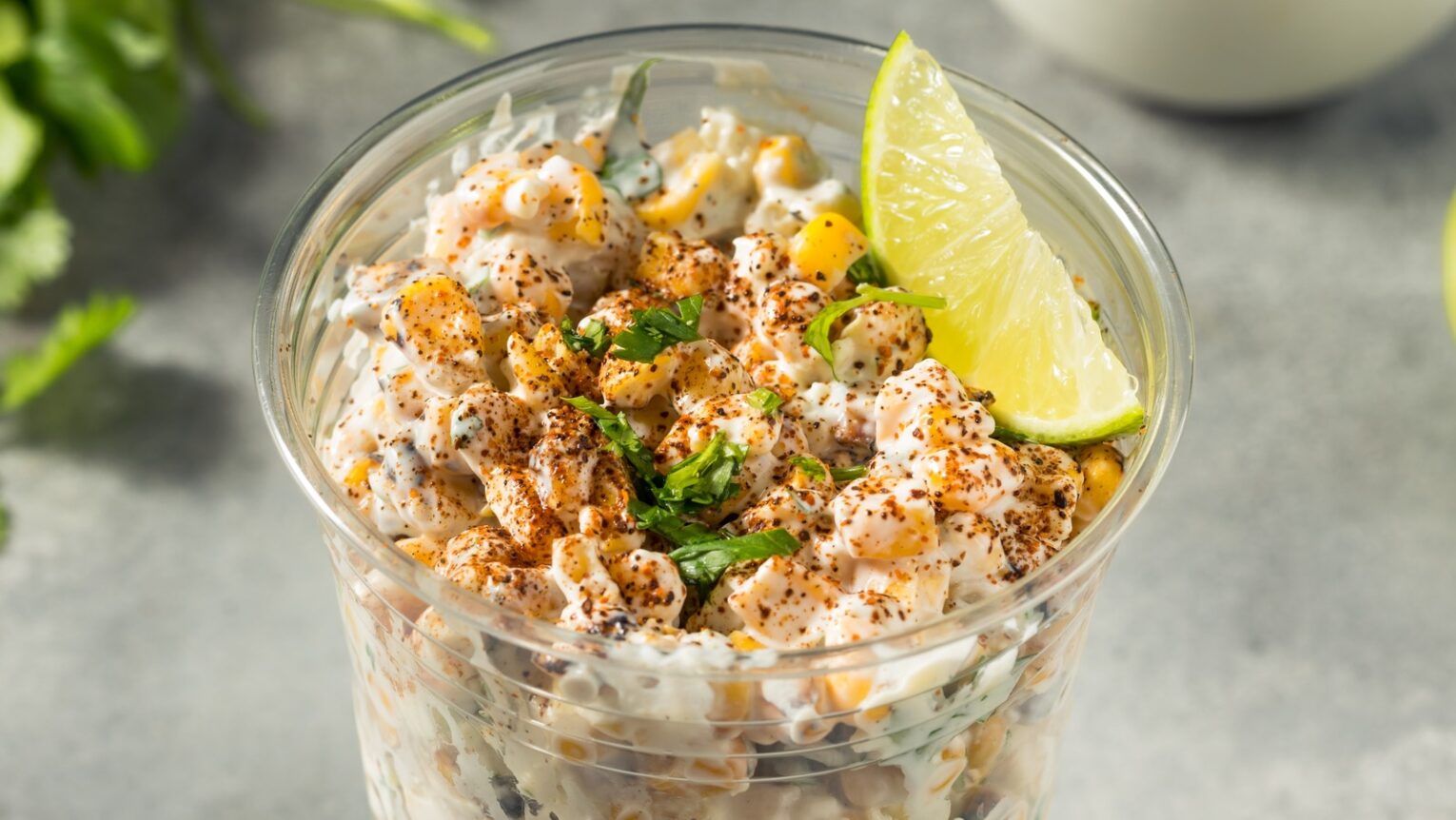 Taze mısır taneleri ve baharatlarla dolu bir kase esquites