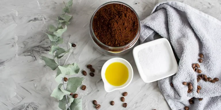 Zeytinyağı ve kahve telvesi ile hazırlanmış besleyici maske