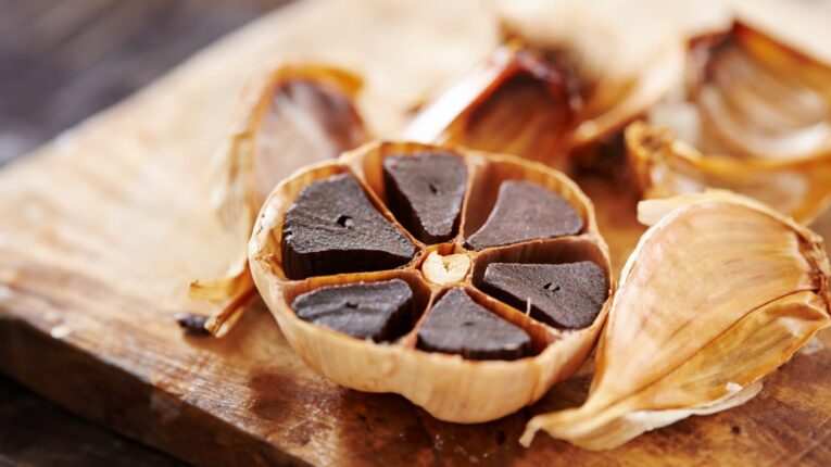 Karanlık Fermentasyonun Gücü: 'Black Garlic' ve 'Fermented Honey' ile Mutfakta Lezzet Derinliği (Umami) Yakalama