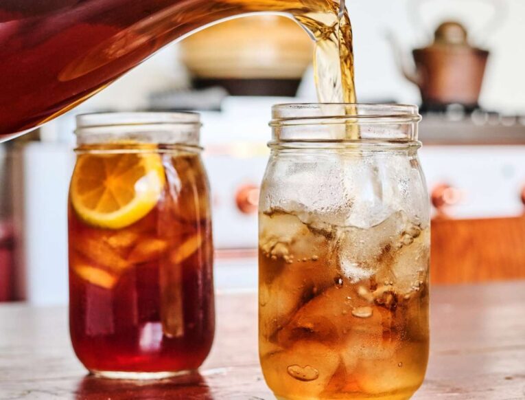 Açık Hava Sofralarında İnovasyon: Buzlu 'Soğuk Demleme' (Cold Brew) Yöntemini Bitkisel Çaylarla Yeniden Yorumlamak