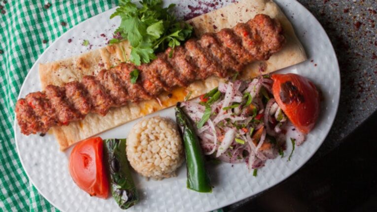 Gerçek Adana Kebap Lezzetini Evde Yakalamanın Sırları ve Adım Adım Hazırlanışı