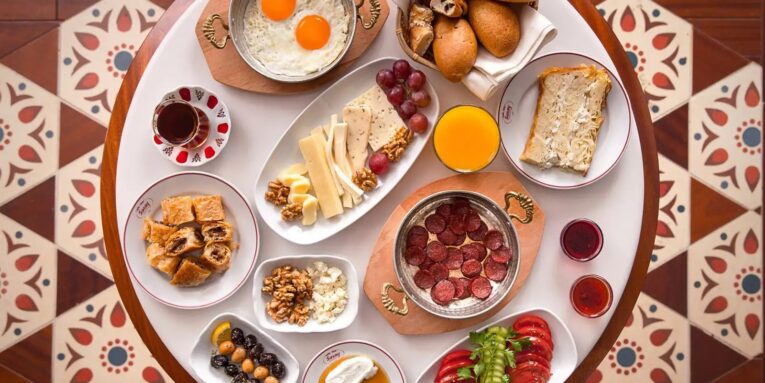 Lezzetli Bir Kahvaltının Anatomisi Gurme Bir Hafta Sonu İçin Doğru Seçimler Nasıl Yapılır