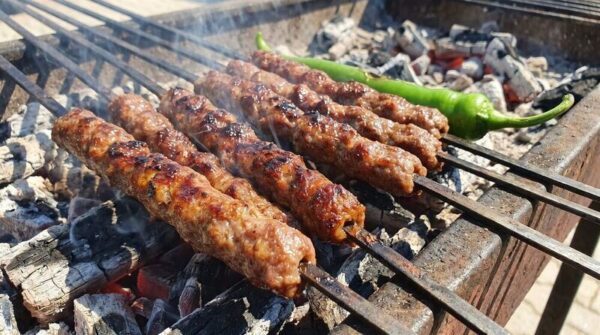Burdur Şiş Köfte Sunumunda Lezzet Tamamlayıcıları