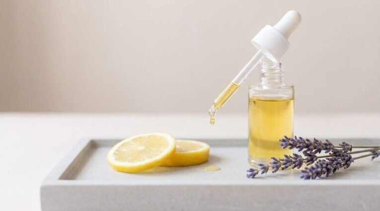 Kırılgan Tırnakları Güçlendirip Doğal Bir Parlaklık Kazandıran Jojoba Yağı Mucizesi